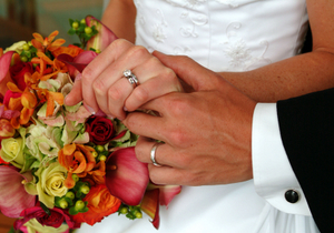 WEDDING RINGS AND FLOWERS- © Sodimages | Dreamstime.com