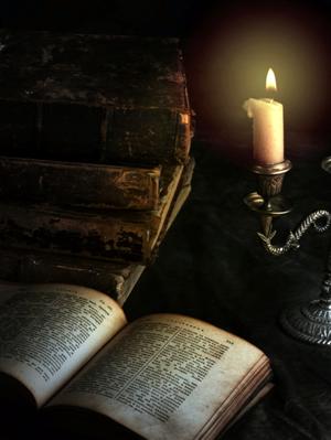 OLD BOOKS AND CANDLE © Spaxia | Dreamstime.com